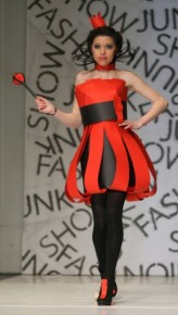 kowalskaaga Junk Fashion Show 2011 - sukienka papierowa.