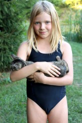 Fotopasjonatka38 Dziewczynka z kotkiem