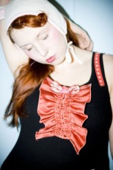 redanita                             bluzka handmade z żabotem. modelka - Ania Roślewska            