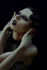 claudieexmakeup                             ''Party Freak'' in Gilded & Dreamingless Magazine
Model: Magdalena Czuj
Photo: Natalia Mrowiec            