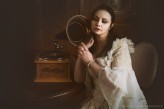 Angeluscustos Kamila Celary Fine Art

To było wiele, wiele lat temu
w królestwie nad morzem,
mieszkała tam dziewczyna, którą możesz znać
imieniem Annabel Lee;
a ta pani żyła bez innego pragnienia
niż kochać mnie i być kochanym przeze mnie.

Edgar Allan Poe 
