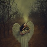 Angeluscustos  „Słudzy Chrystusa są chronieni przez niewidzialne, a nie widzialne istoty. Ale jeśli ci strażnicy to robią, ponieważ zostali wezwani przez twoją modlitwę” 
St. Ambrose