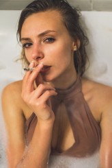 VeronA123 Cigarette in the bath.

Modelka: Weronika Leska