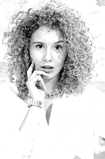 Modelka sheiscurly